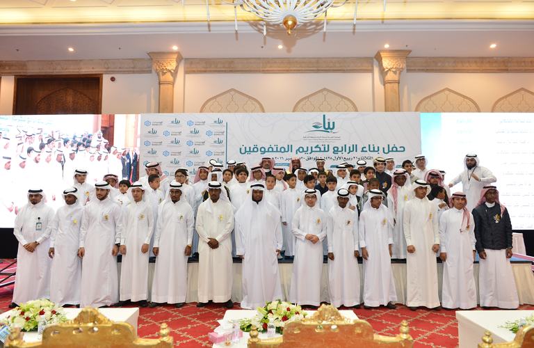 بناء تكرم 186 متفوقاً ومتفوقة من أبناء الجمعية