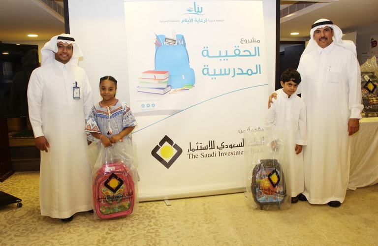 بناء تنفق ربع مليون ريال للحقيبة المدرسية