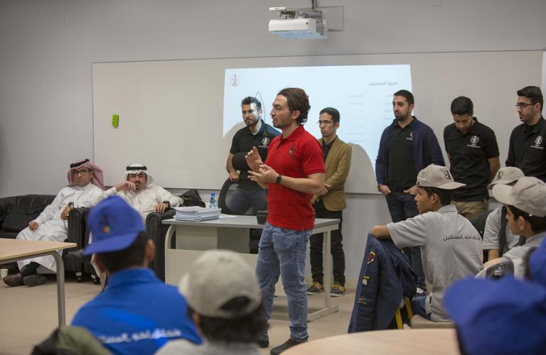 انطلاق المخيم العلمي الاول بالجبيل (1)