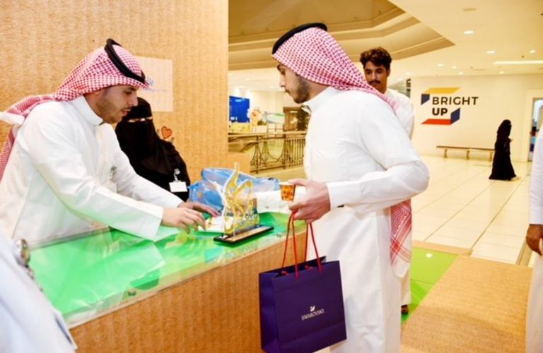 الطرد الخيري ينقل هدايا المجتمع لأيتام بناء