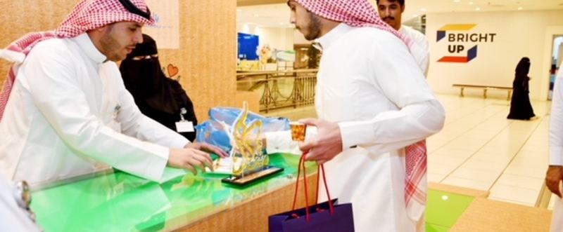 الطرد الخيري ينقل هدايا المجتمع لأيتام بناء