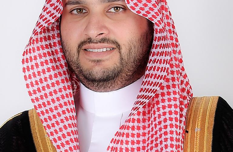 الأمير تركي بن محمد بن فهد يعايد أيتام ويتيمات جمعية (بناء) بنصف مليون ريال