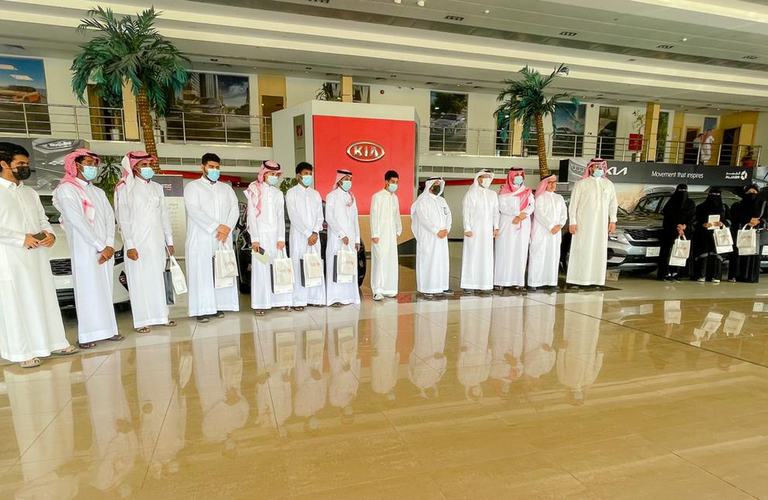 الجبر تساهم في تقديم (١٤) سيارة " كيا " بأسعار مخفضة مساهمة في " تاكسي" جمعية بناء