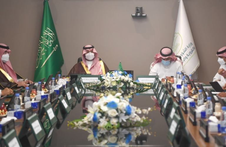 بحضور الأمير تركي بن محمد ووزير الإسكان توقيع اتفاقية توفر ١٠٠٠ وحدة سكنية للأيتام
